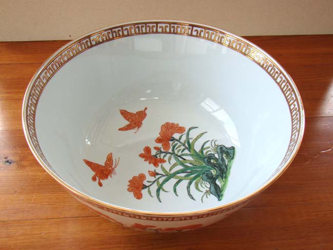 A beautiful large Chinese Export style punch bowl by Mottahedeh — image 3